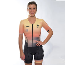 Laden Sie das Bild in den Galerie-Viewer, Zoot/DTU Triathloneinteiler Aero Full Zip "Tri Earth (Desert)" Damen